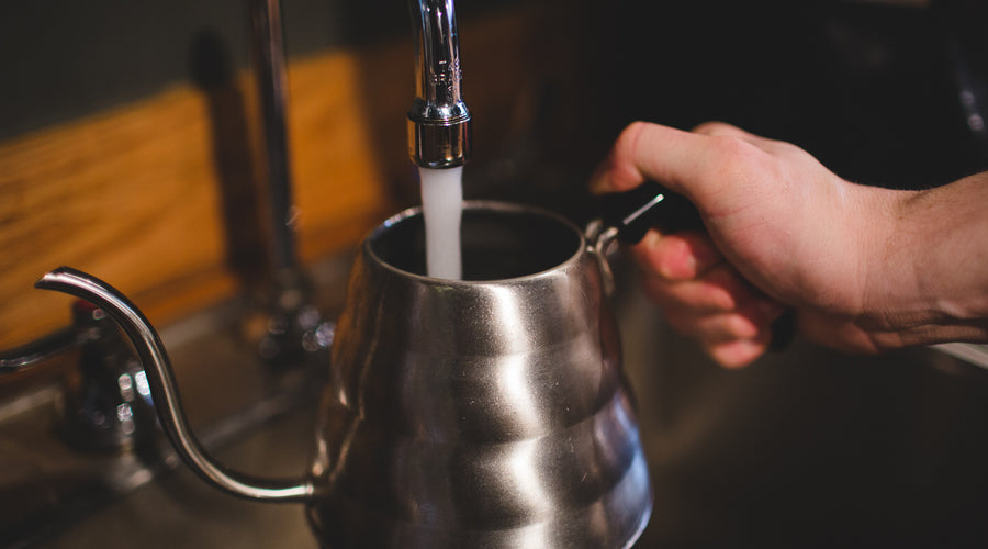 ¿Qué agua debo usar para preparar un café en casa?